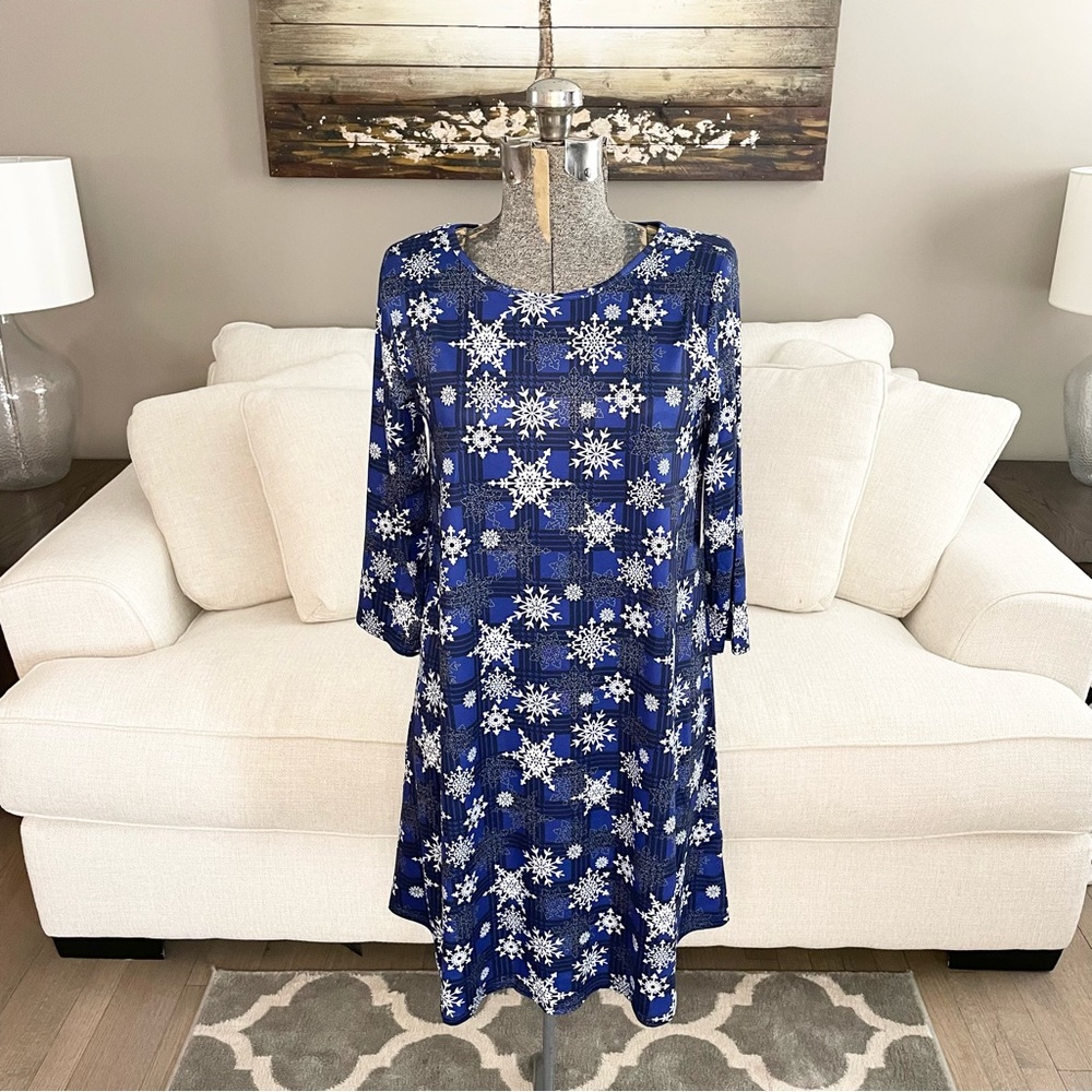 XS M NWT blue and white snowflake, crewneck three-quarter sleeve dress